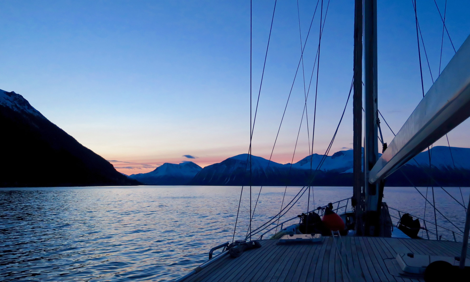 Vue d'un fjord depuis le ponton du bateau Kamak