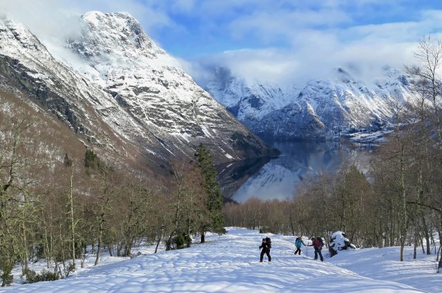 départ d'une sortie ski de randonnée depuis le fjord