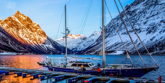 Kamak au ponton de l'entrée d'un fjord, alpes de Sunnmore