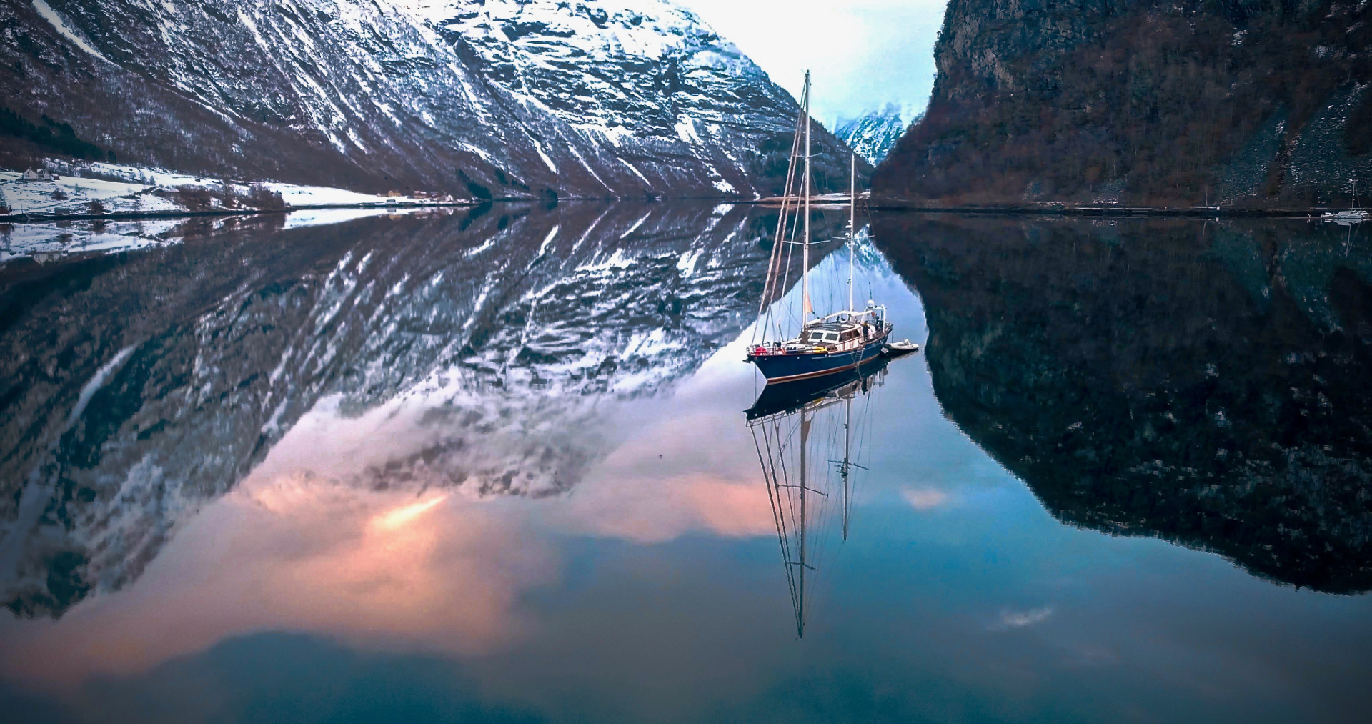 Bateau pour skieurs de randonnée dans fjord norvégien