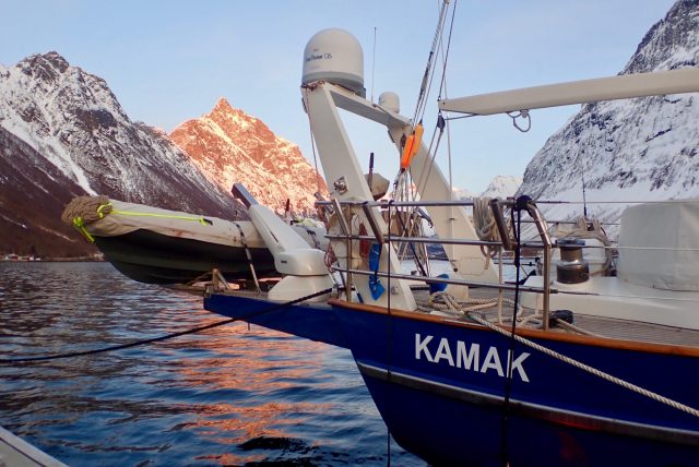 Bateau et son annexe pour skieurs