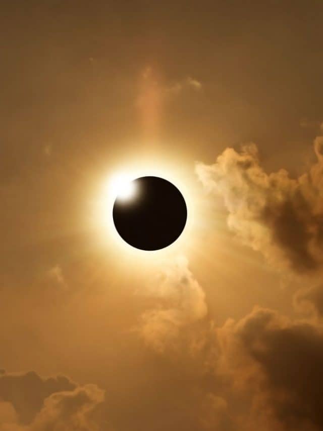 Eclipse-nuages-legers
