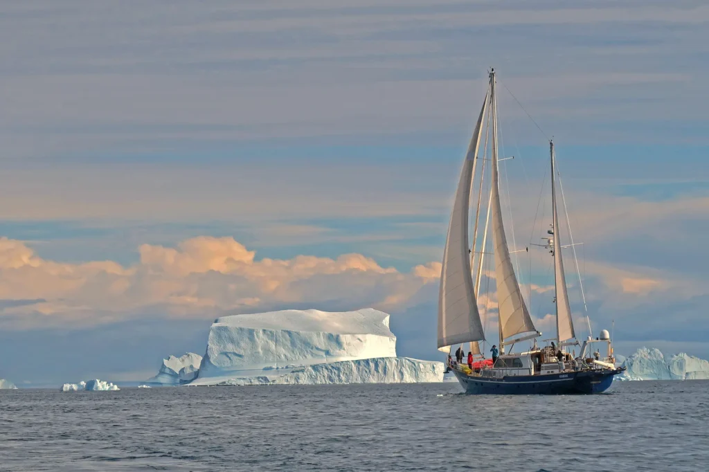 Kamak, un voilier d'exploration polaire pour les adeptes de ski de randonnée au Spitzberg, en Norvège, au Groenland et en Islande
