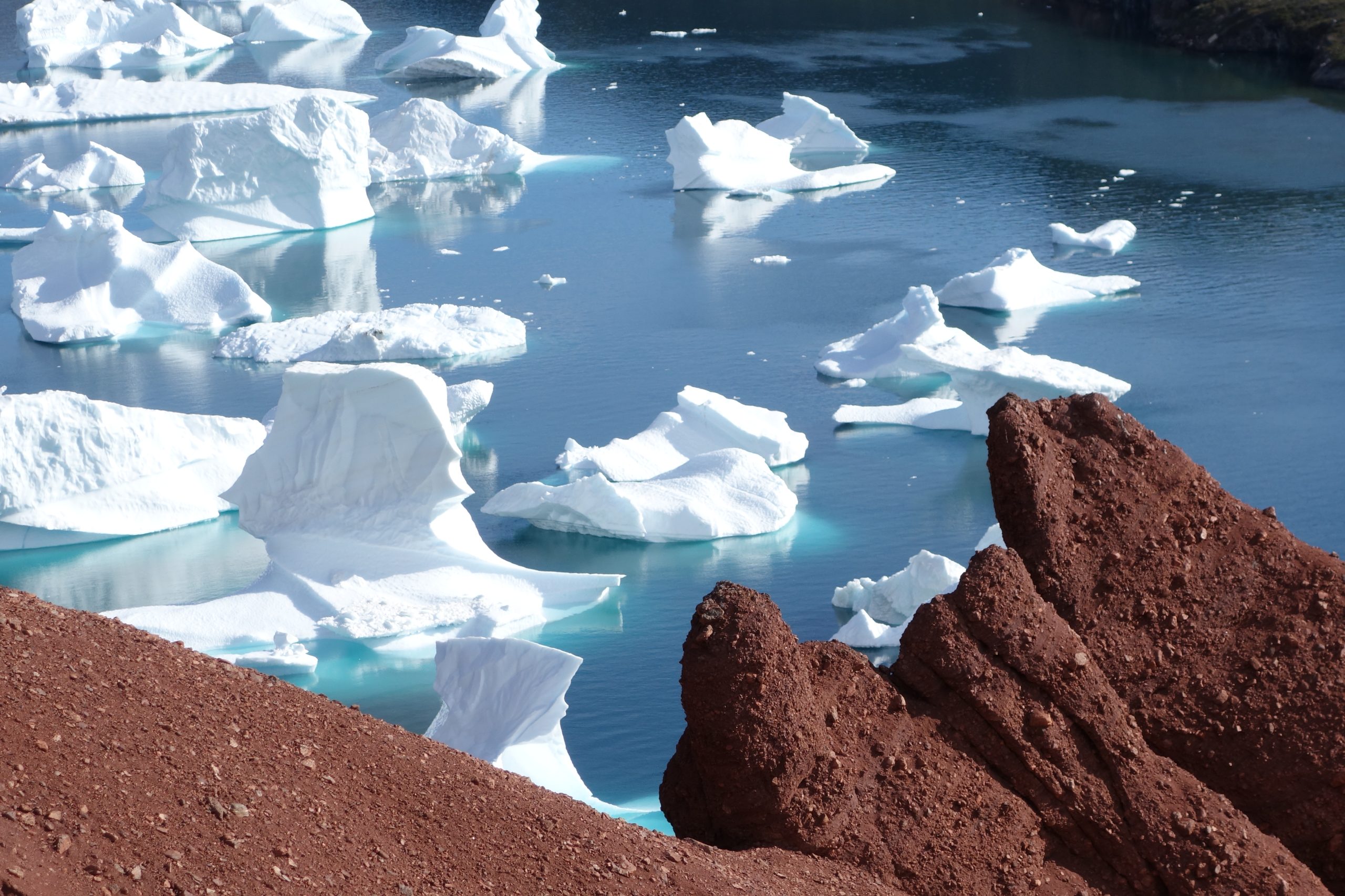 Groenland-Scoresby-icebergs-terre-rouge-2