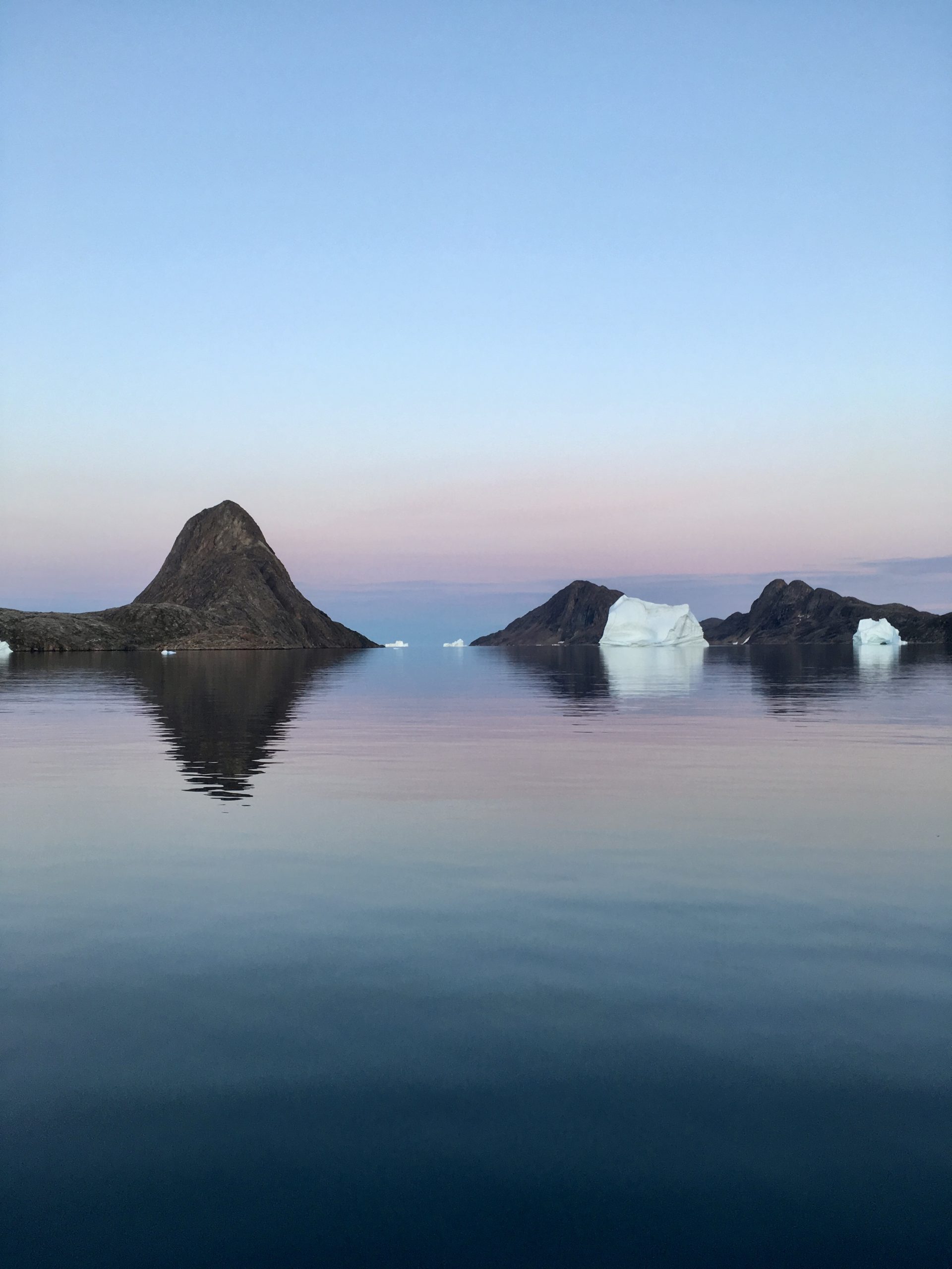 Groenland-Scoresby-pain-de-sucre-iceberg-ciel-rose-portrait