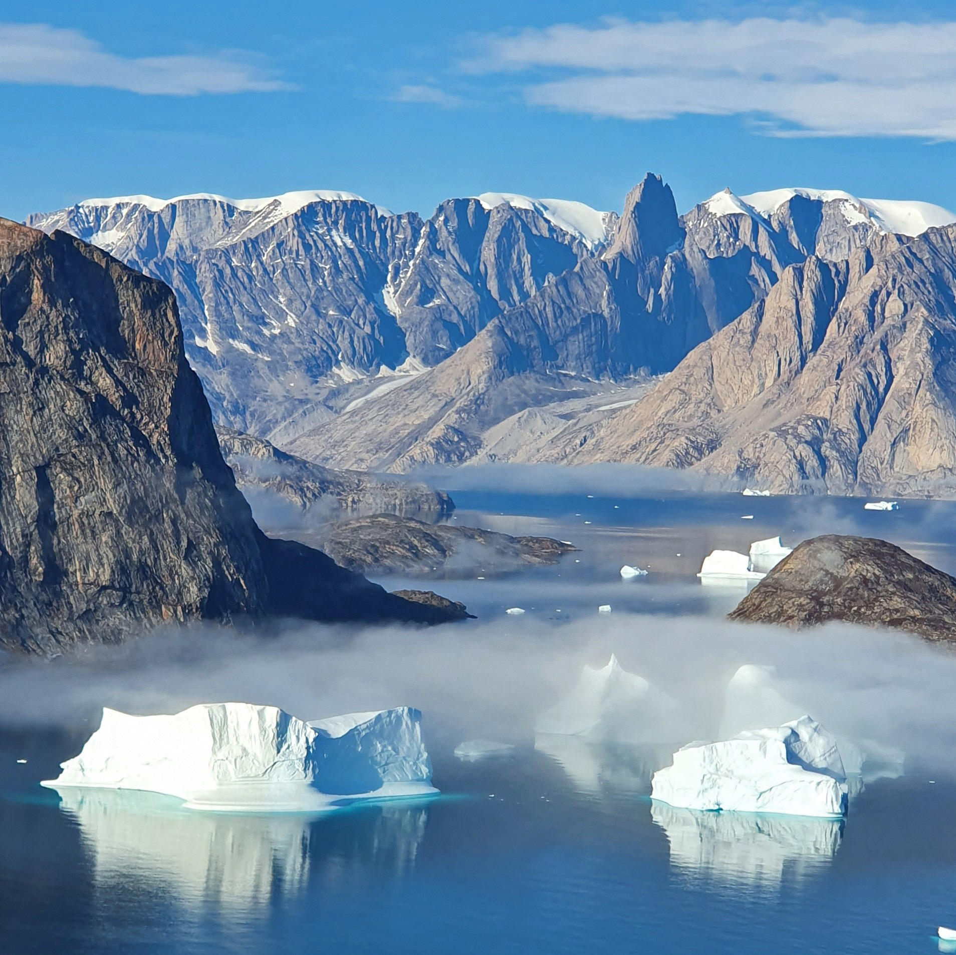 Groenland-chaine-montagne-icebergs-brume