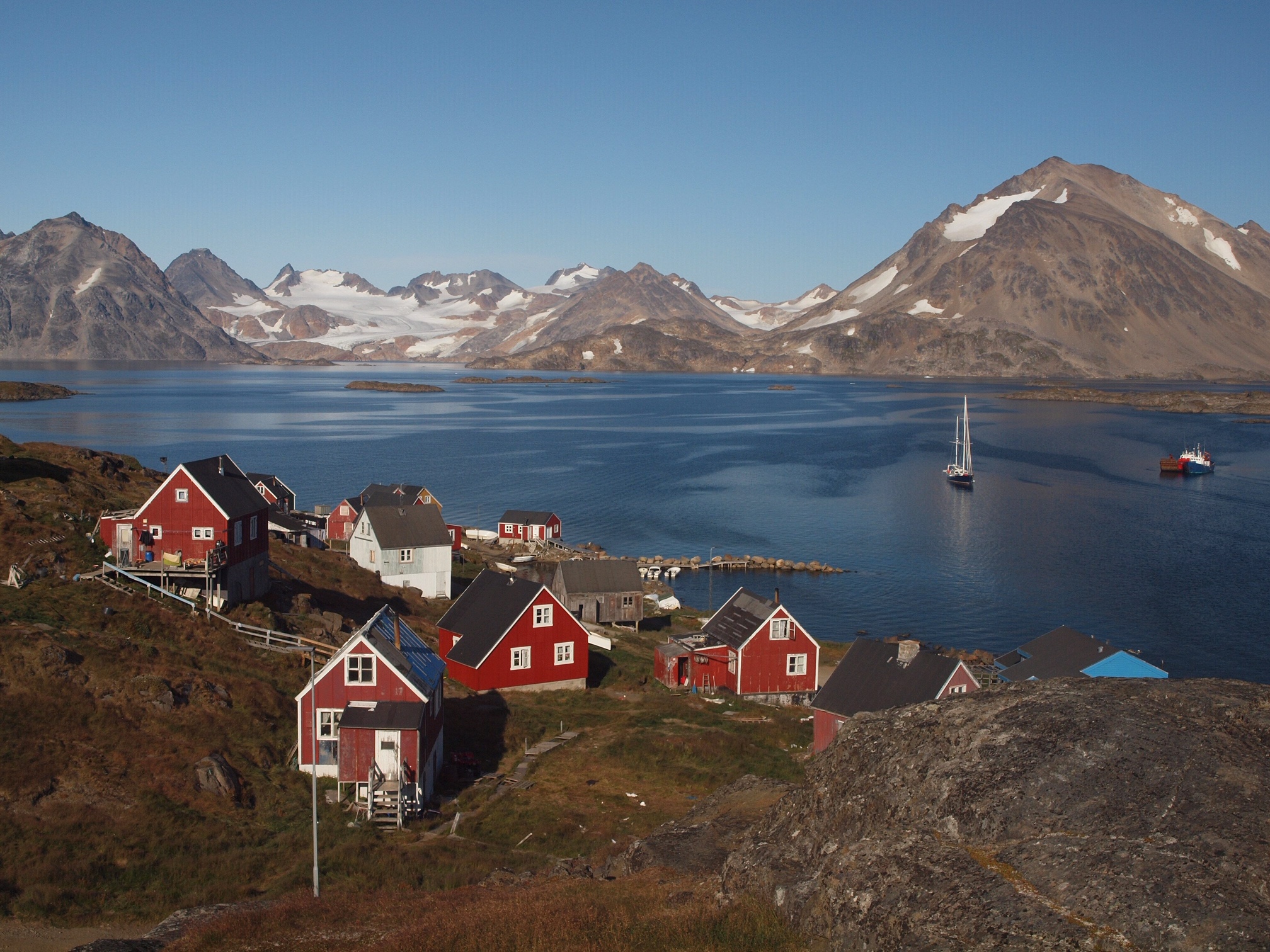Groenland-village-fjord-Kamak