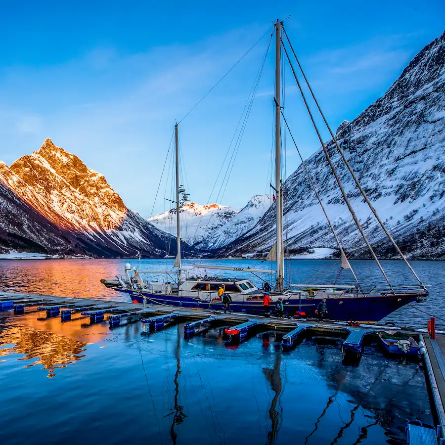Kamak aborde entre deux flancs de montagne, sous un soleil radieux